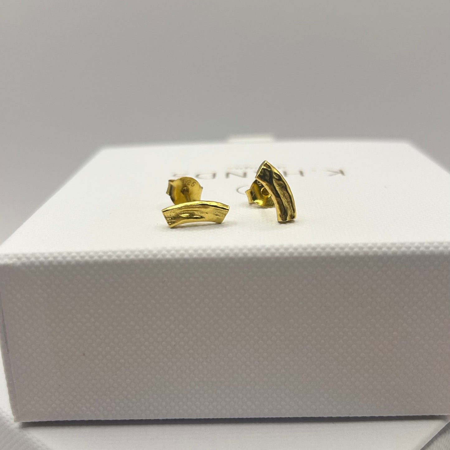 Brone Curve Studs Gold