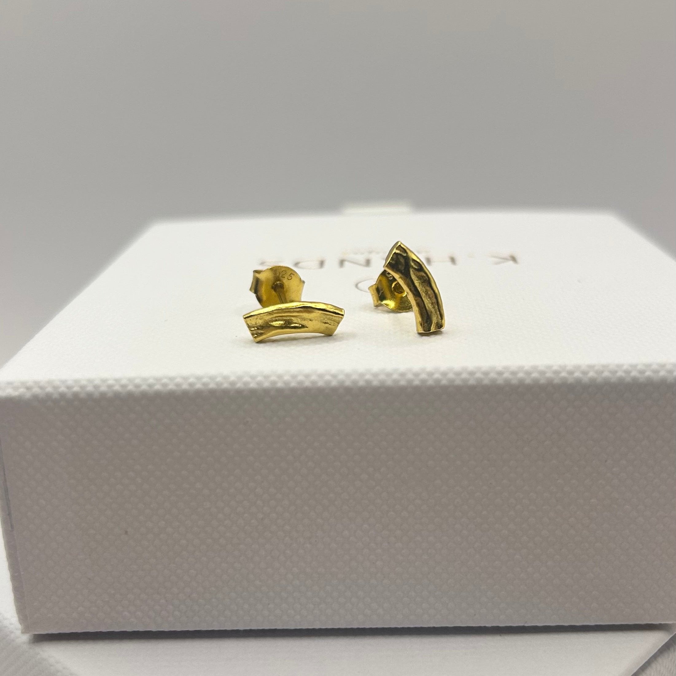 Brone Curve Studs Gold