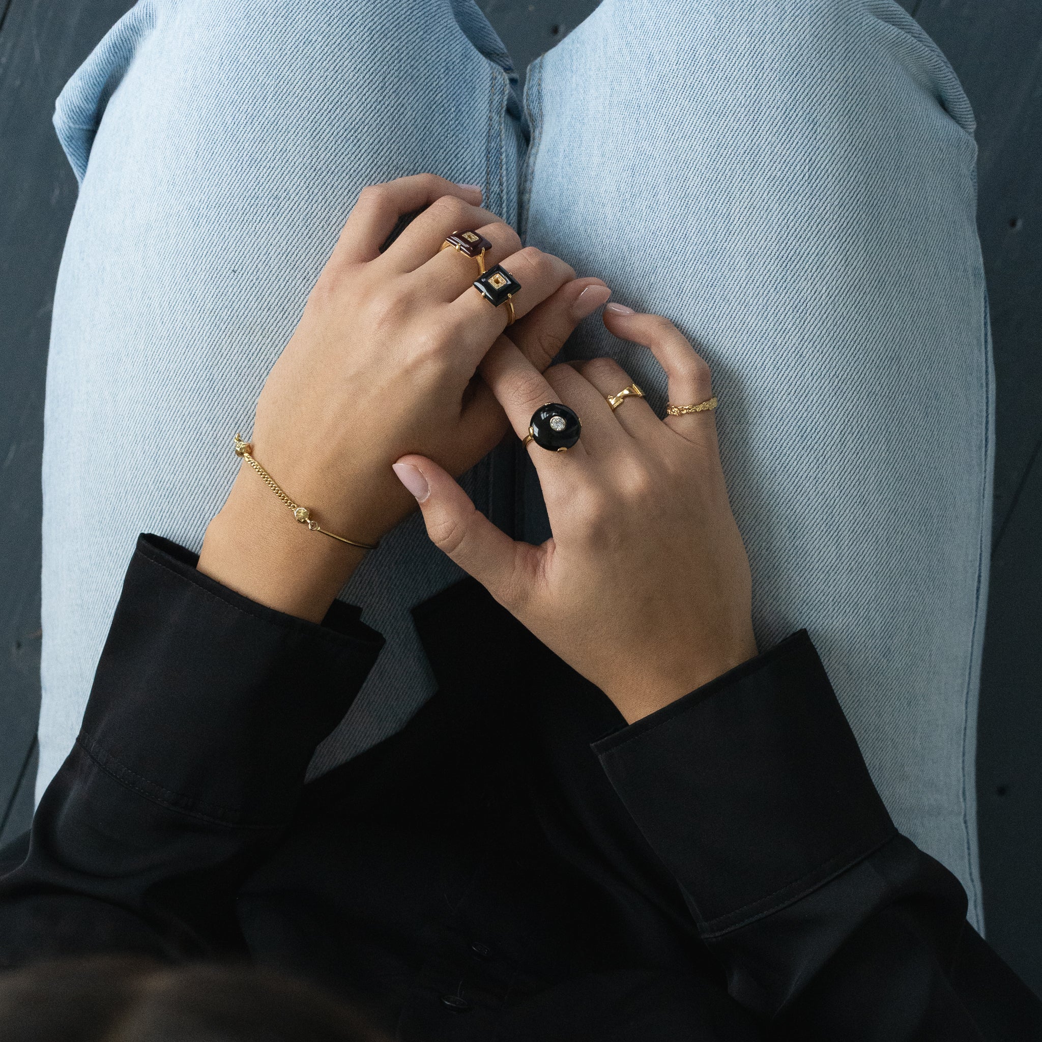 Celt Ring Black in Gold