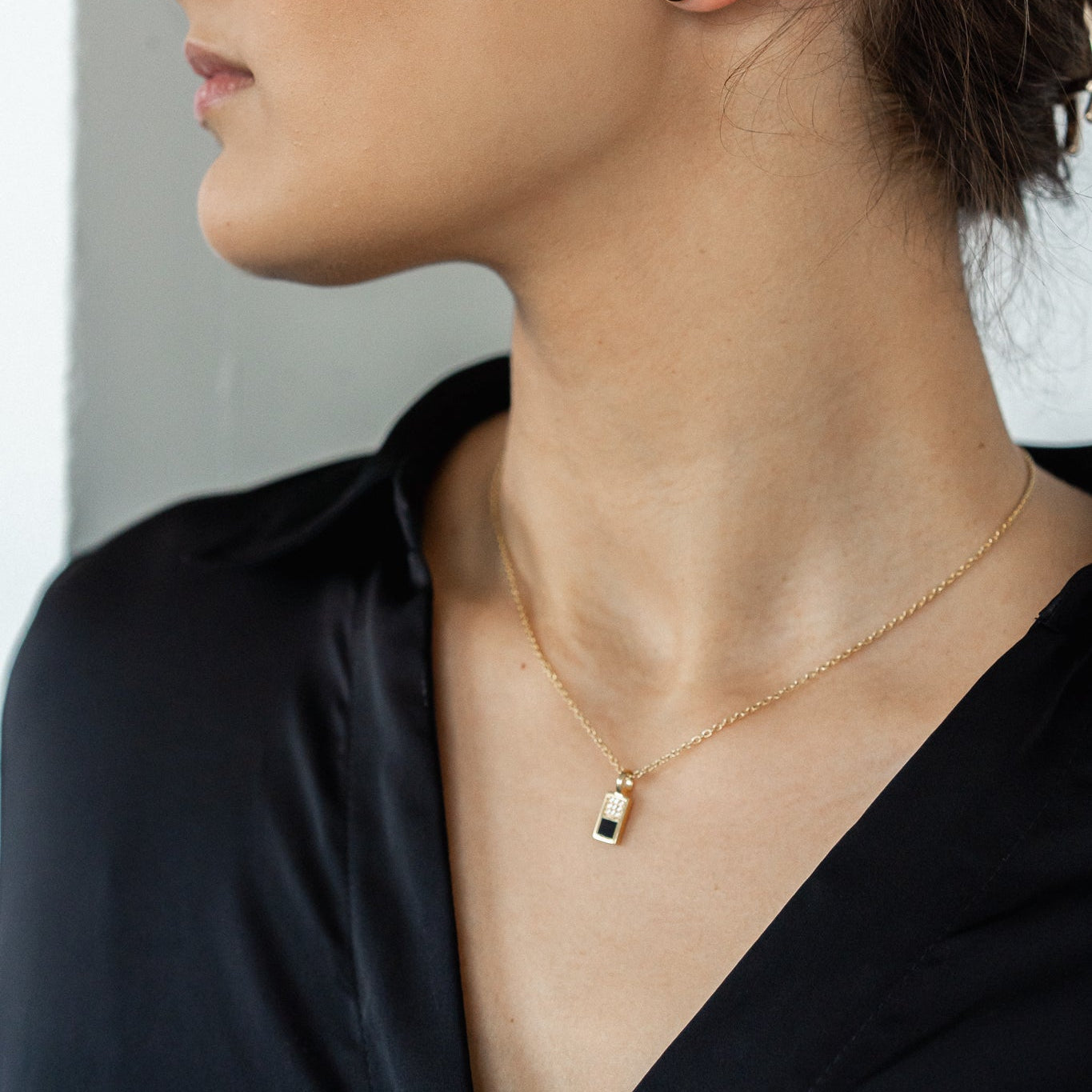Checker Pendant Black in Gold