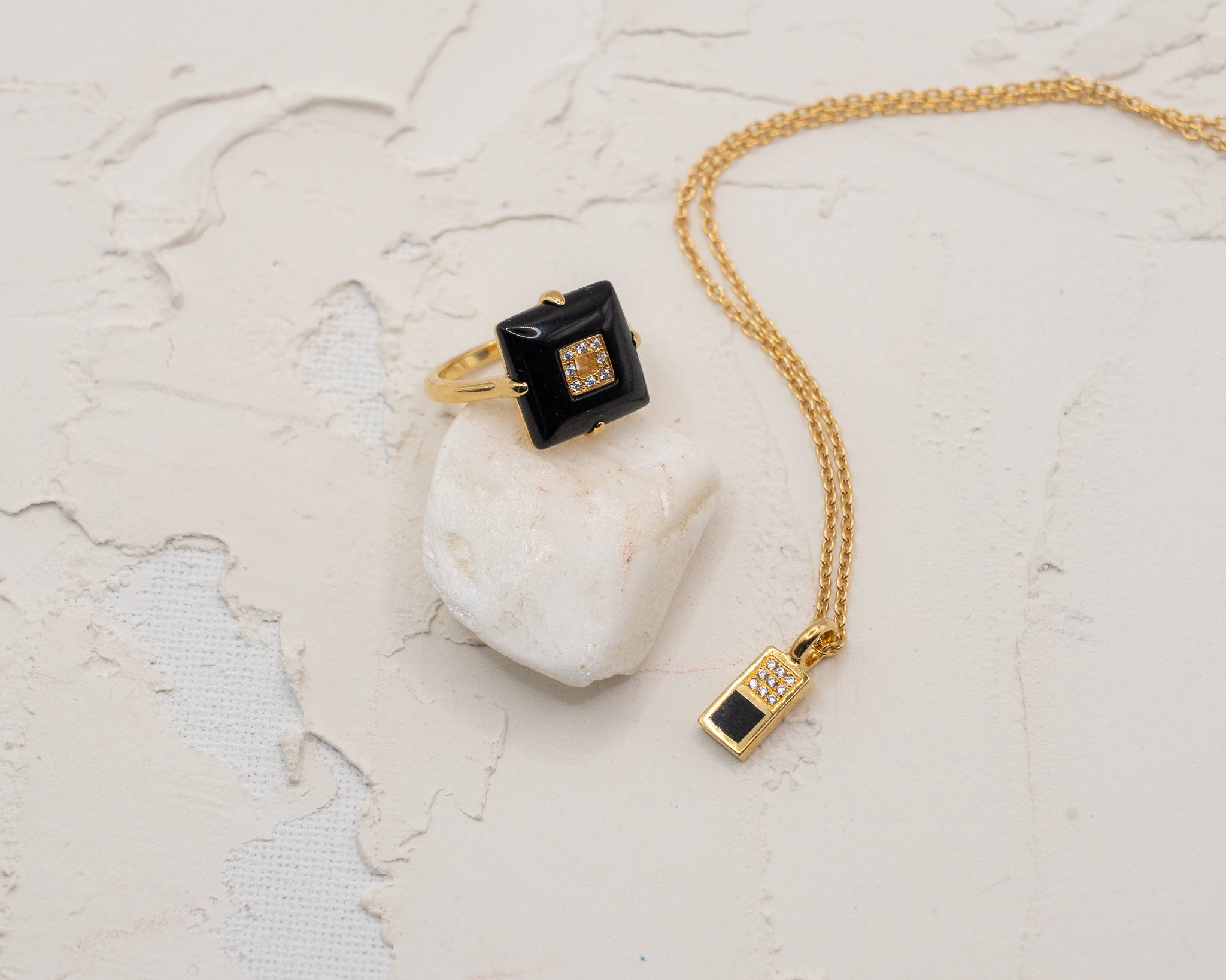 Checker Pendant Black in Gold