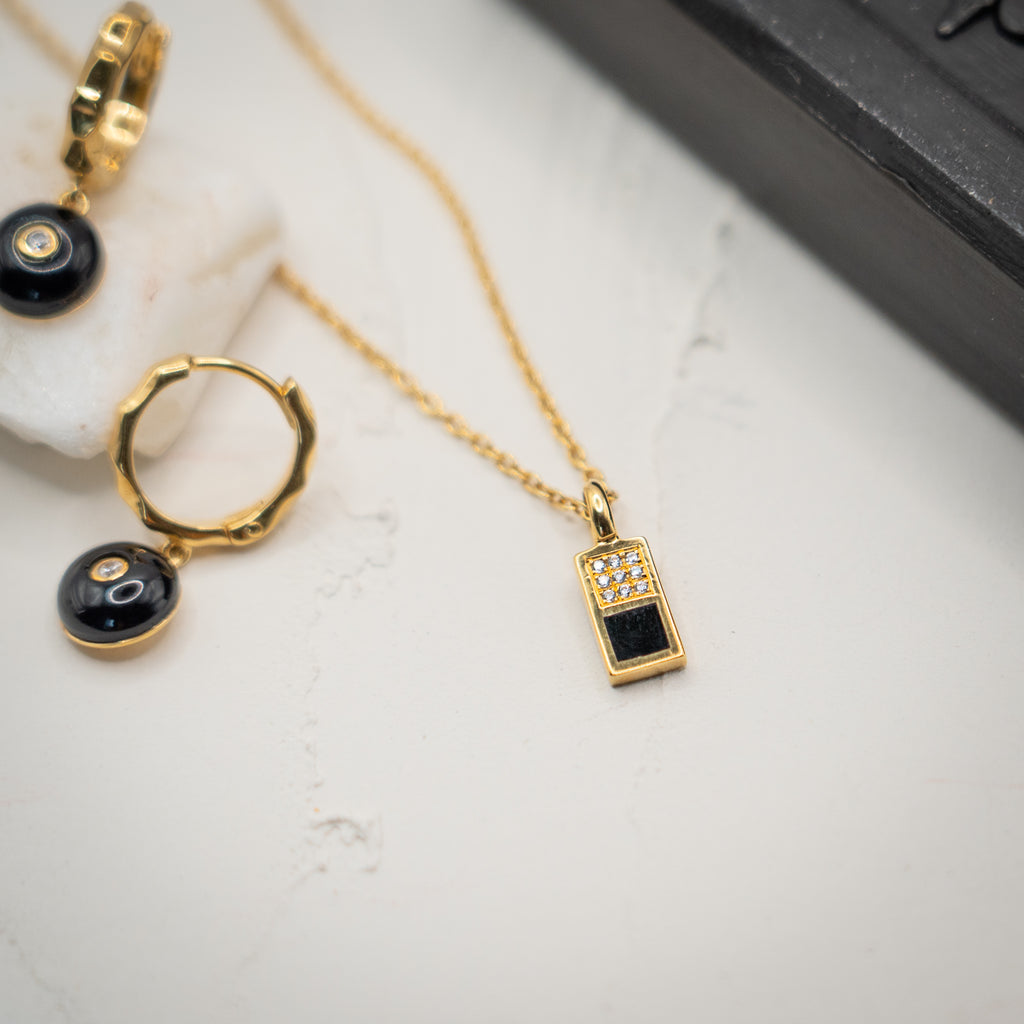 Checker Pendant Black in Gold